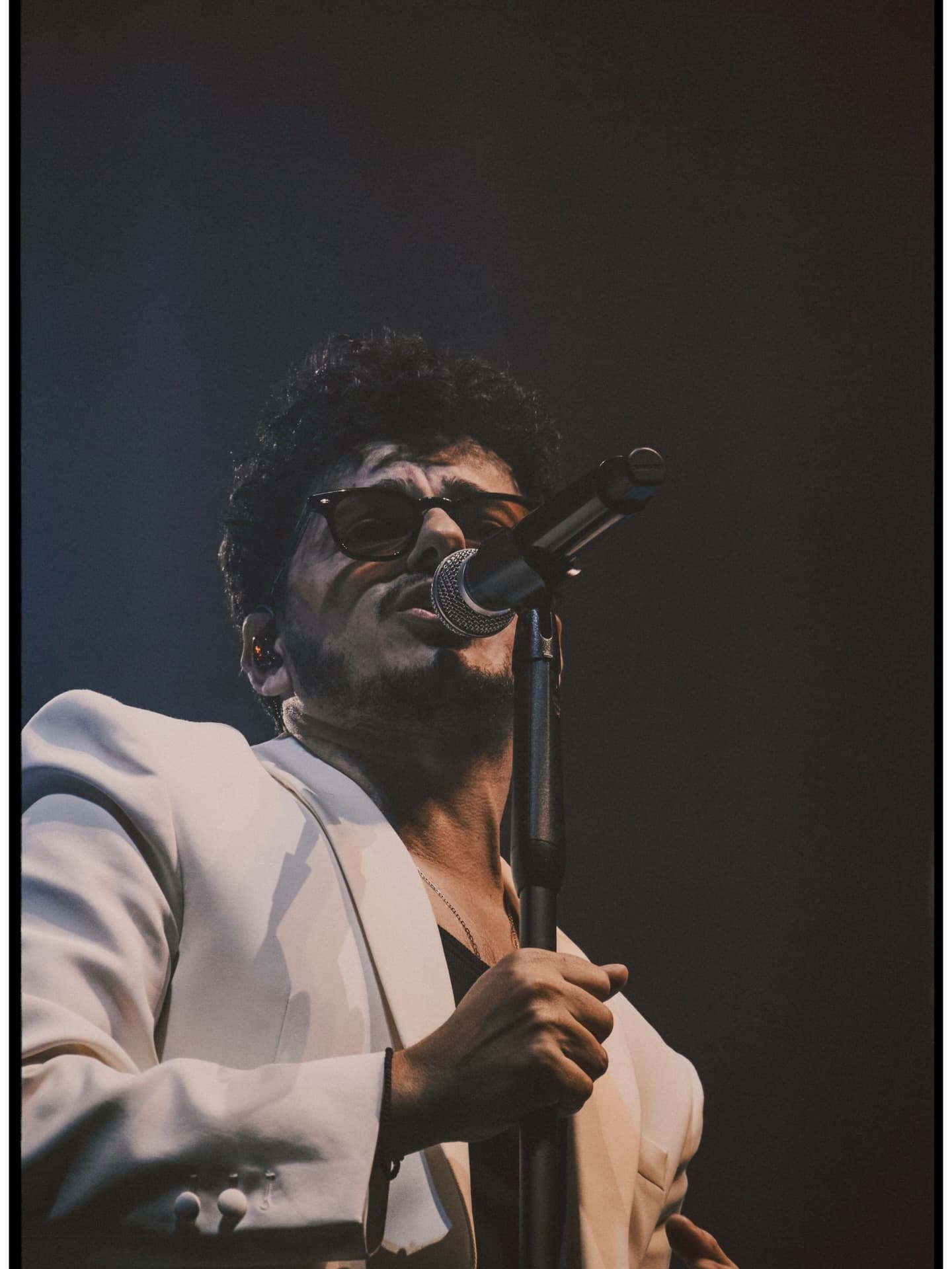 Αλέξανδρος Τσοποζίδης — τραγουδώντας στη σκηνή