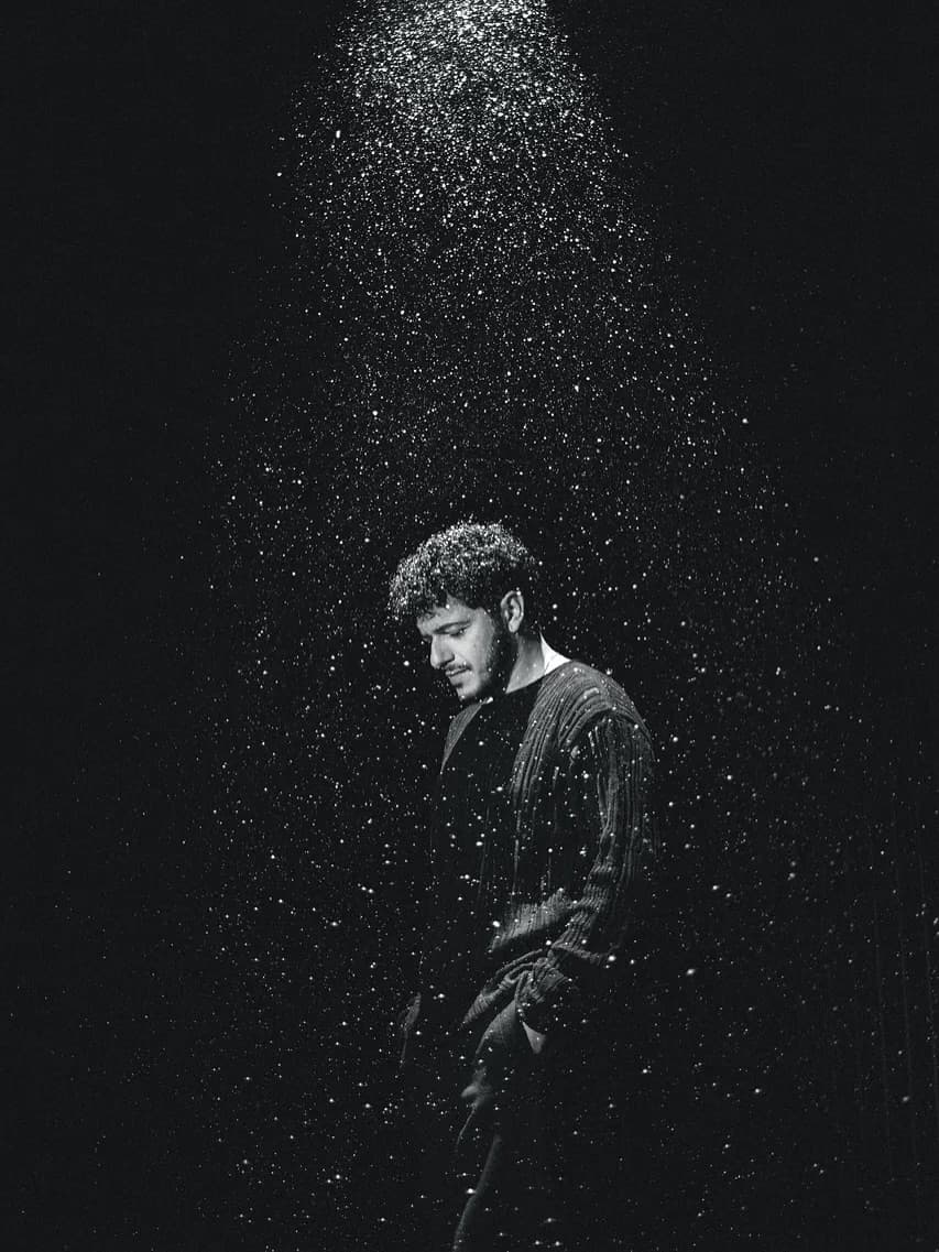 Αλέξανδρος Τσοποζίδης — ασπρόμαυρο πορτρέτο στη βροχή