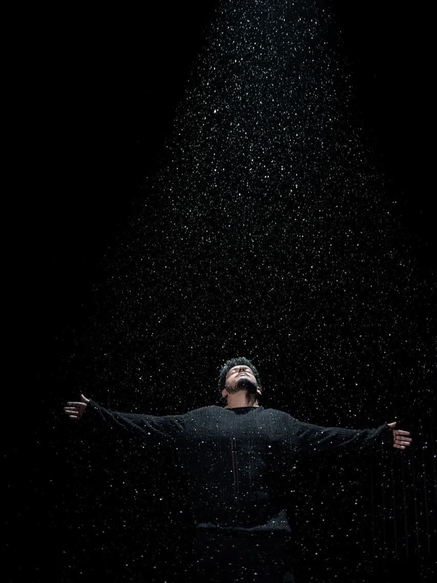 Αλέξανδρος Τσοποζίδης — ανοιχτά χέρια στη βροχή