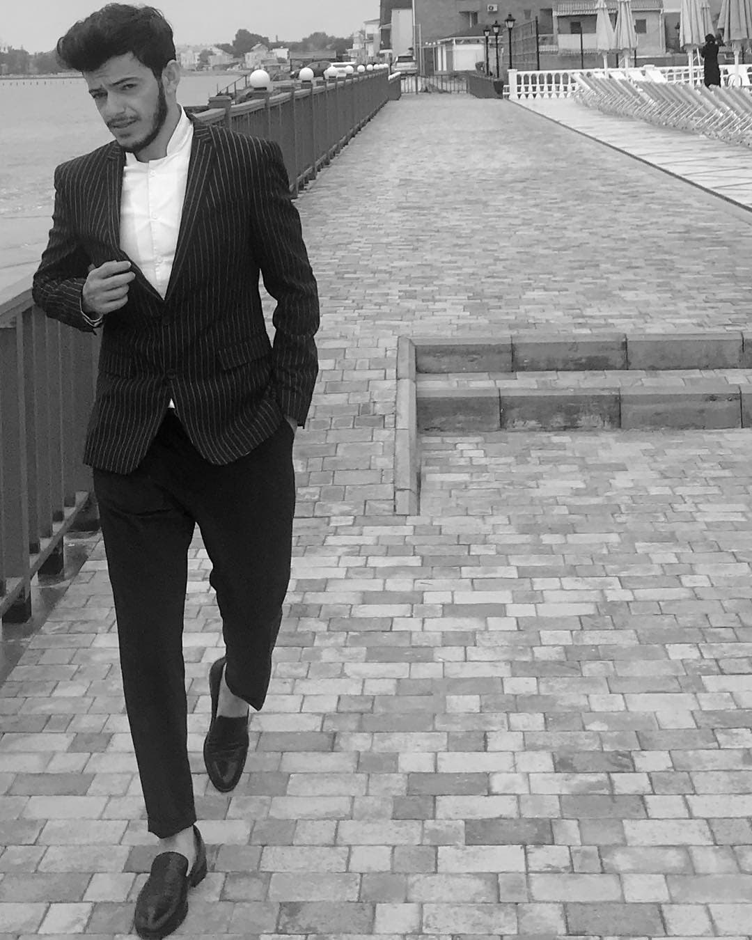 Αλέξανδρος Τσοποζίδης — ασπρόμαυρος περίπατος στην παραλία