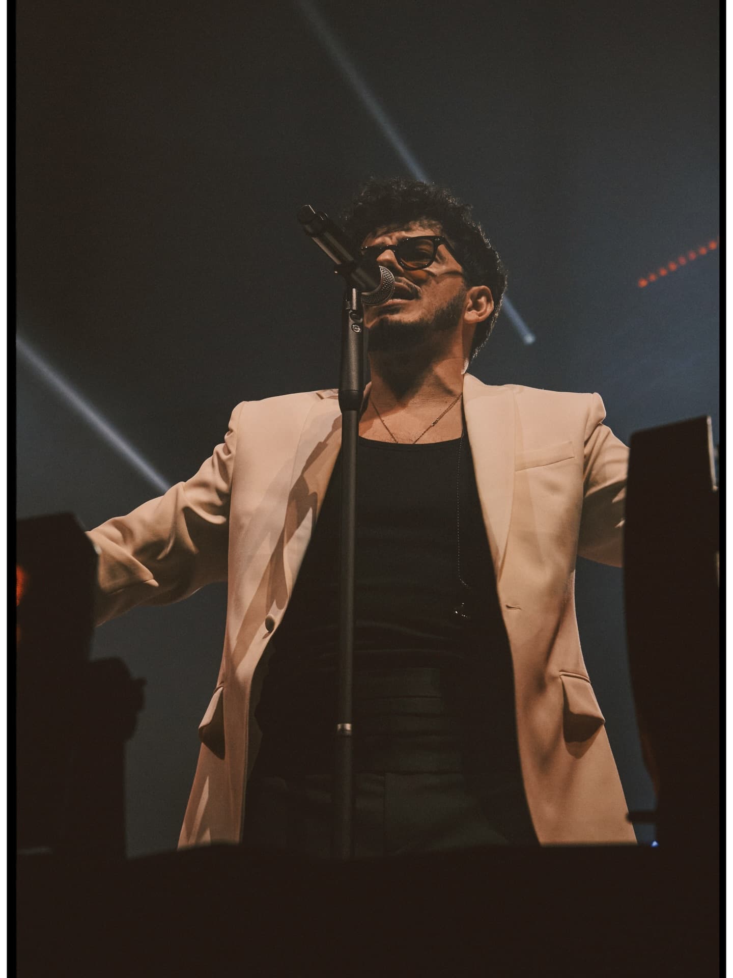 Αλέξανδρος Τσοποζίδης — ανοιχτά χέρια στη σκηνή