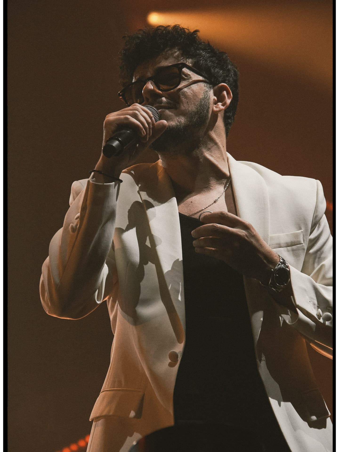 Αλέξανδρος Τσοποζίδης — ζωντανή εμφάνιση με λευκό σακάκι