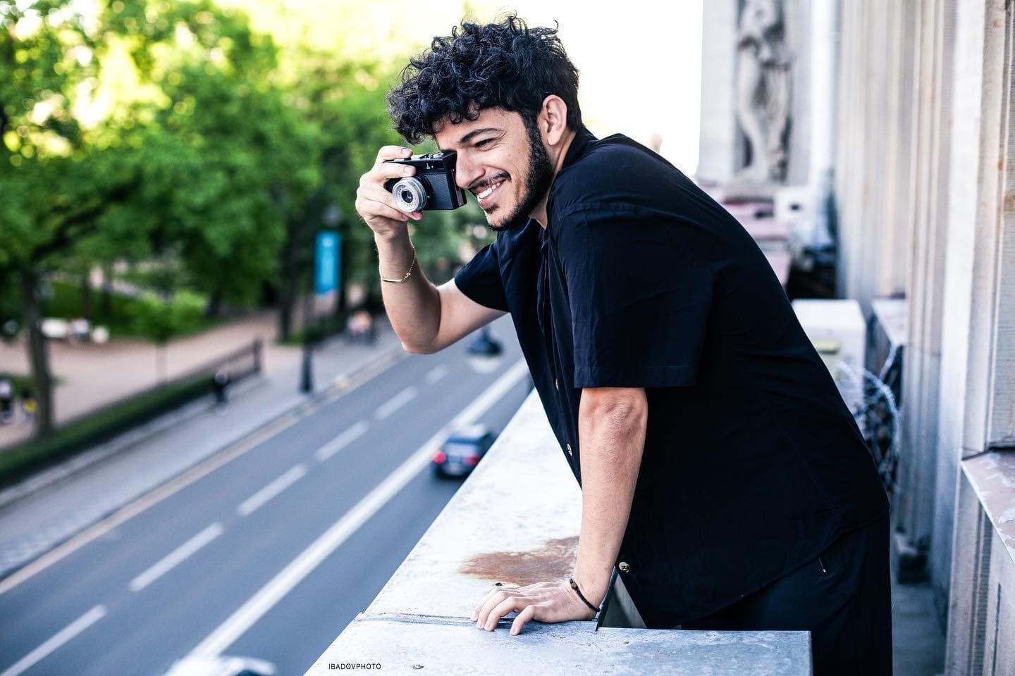 Αλέξανδρος Τσοποζίδης — με κάμερα στο μπαλκόνι